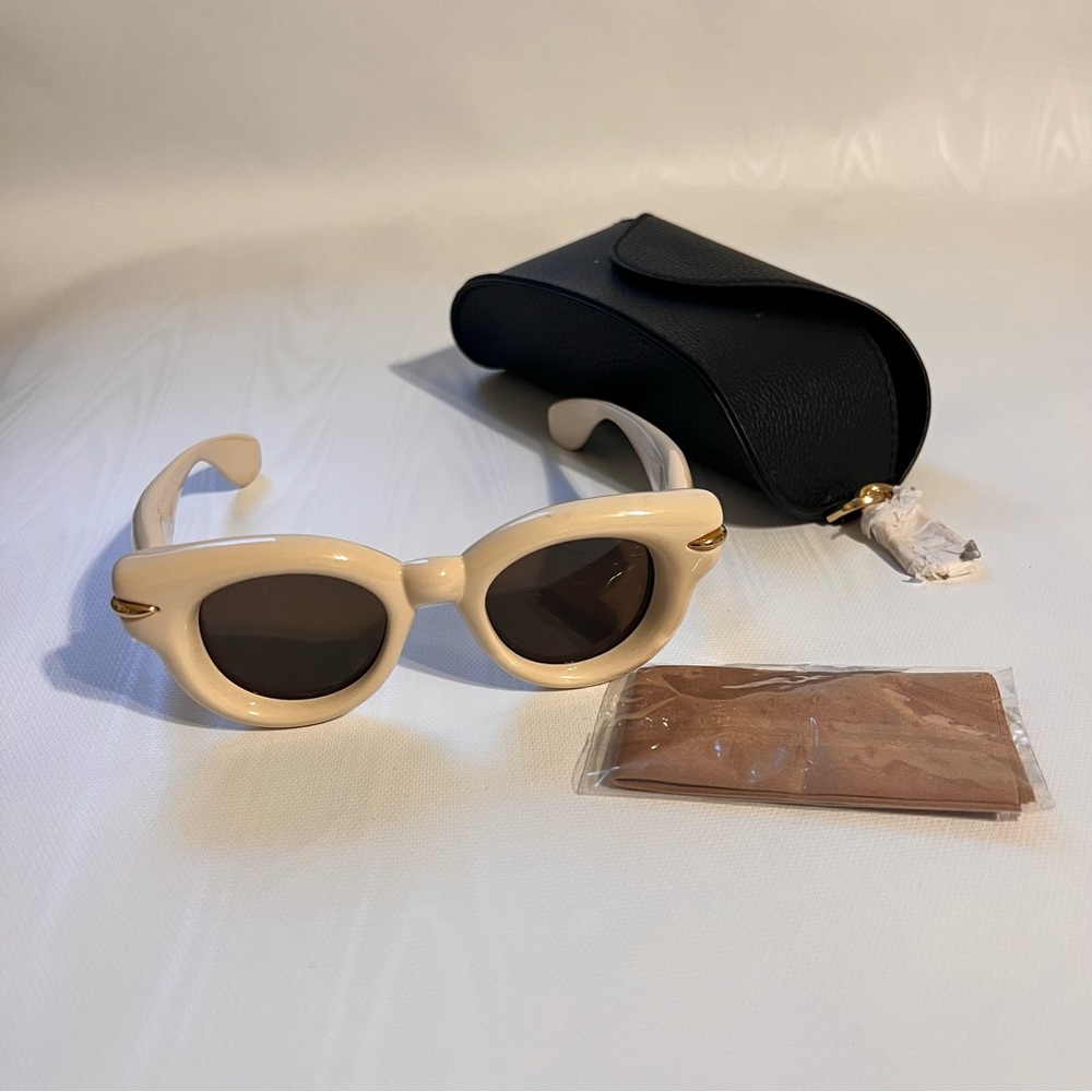LOEWE
Inflated 46MM Cat-Eye Sunglasses - Picture 5 of 8